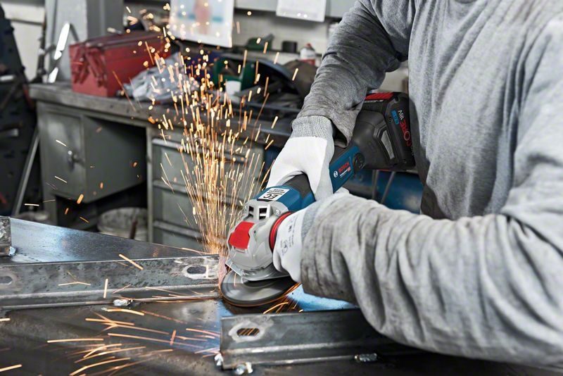 broušení kovu pomocí úhlové brusky s kotoučem 125 mm