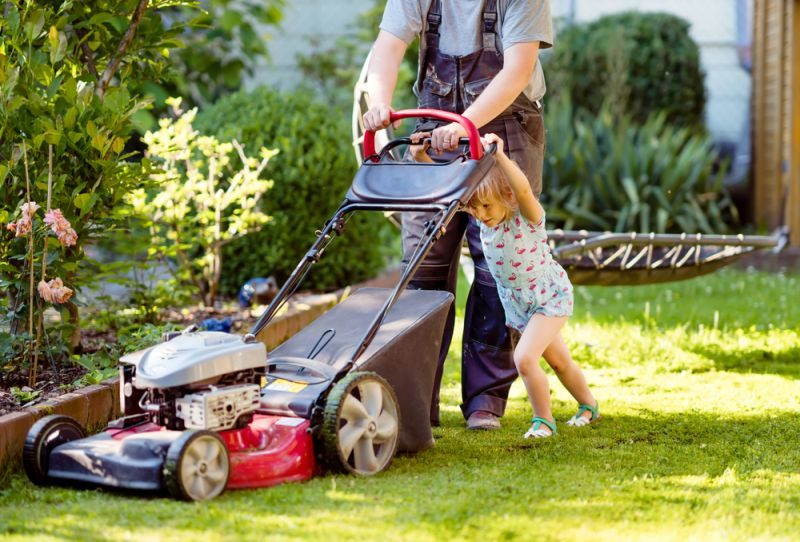 sekání trávy benzínovou sekačkou