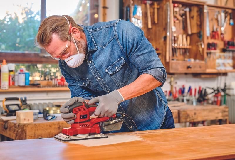 broušení dřevěného povrchu vibrační bruskou