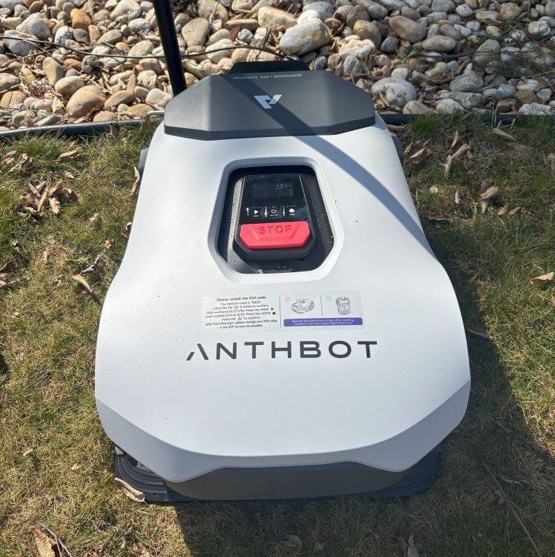 detailní pohled na ovládací panel a logo robotické sekačky ANTHBOT Genie