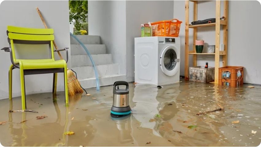 odčerpávání znečištěné vody ze zatopeného sklepa pomocí kalového čerpadla