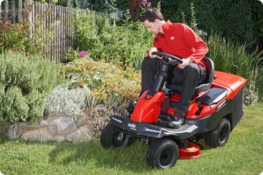 Zahradní rider na sekání trávy Zahradní rider na sekání trávy