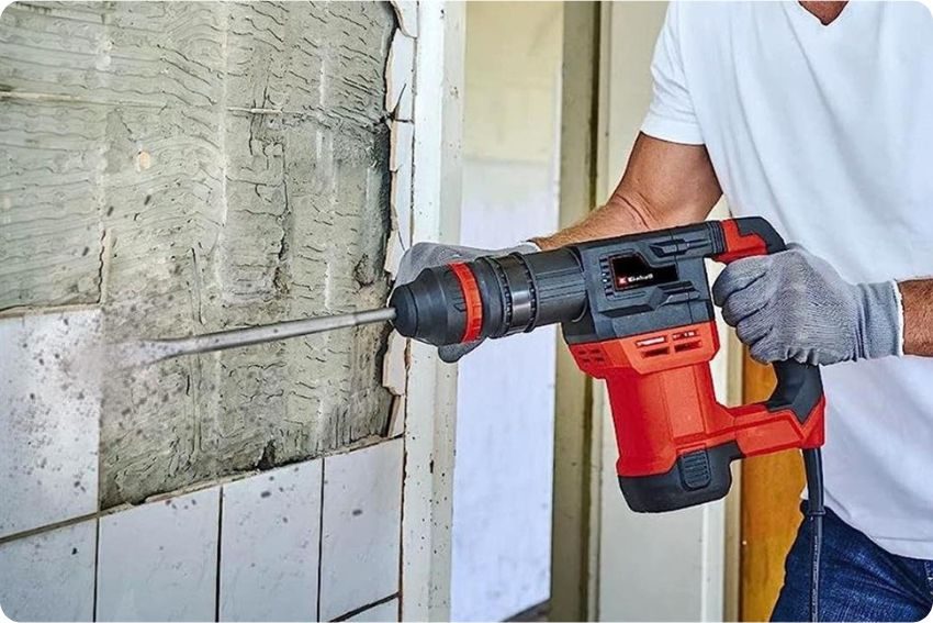 odstraňování starého obkladu bouracím kladivem SDS-Plus