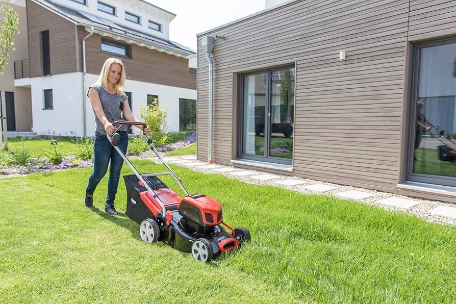 sekání trávníku rotační elektrickou sekačkou