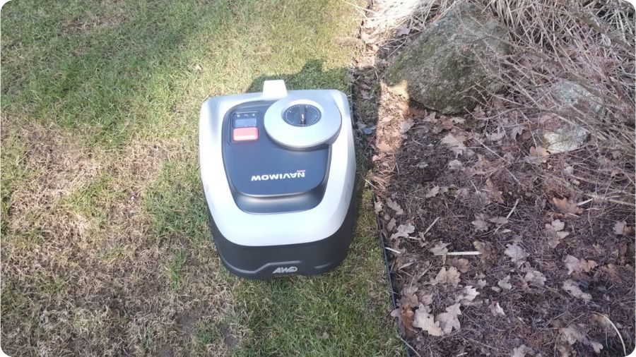 Robotická sekačka Navimow i210E AWD při sečení podél okraje trávníku