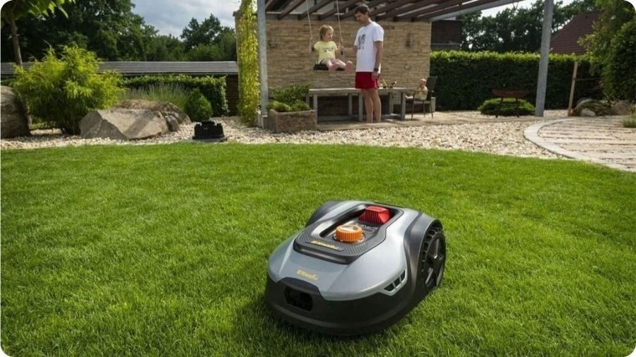 Robotická sekačka s obvodovým drátem