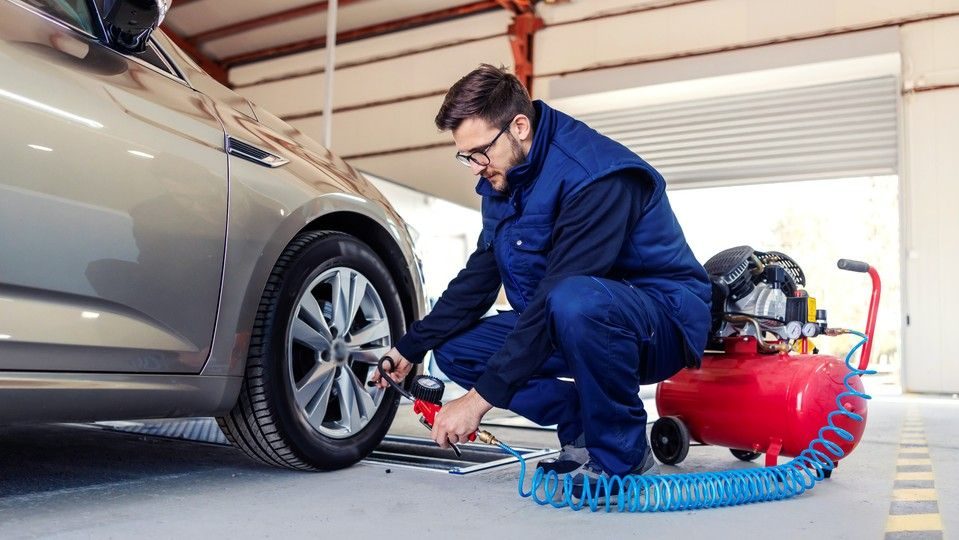 huštění pneumatik pomocí olejového kompresoru