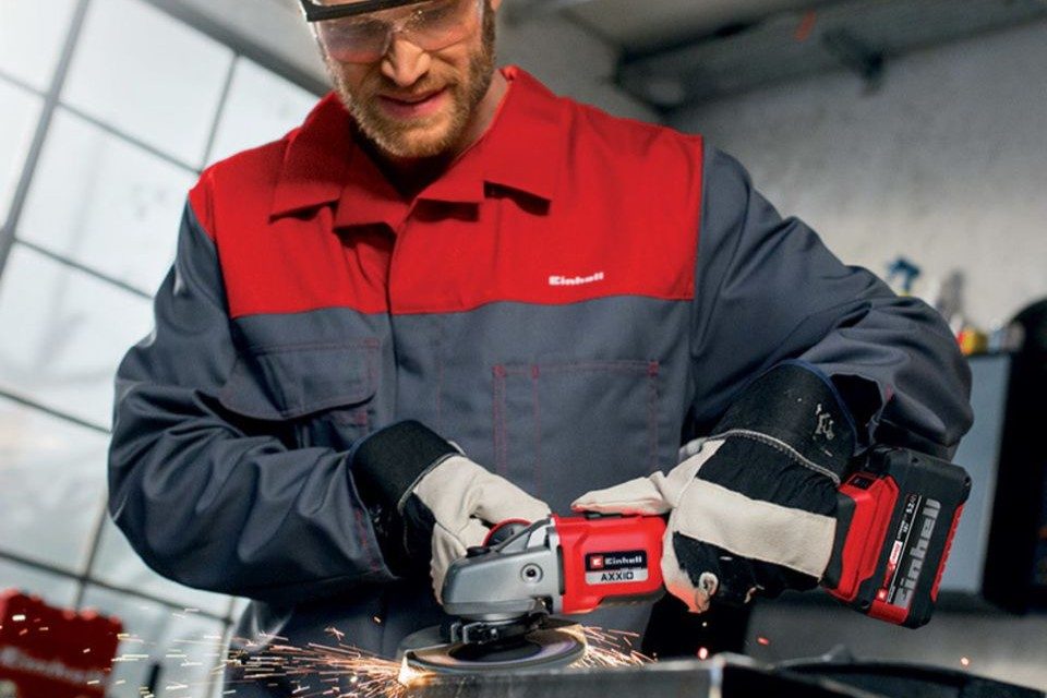 akumulátorová úhlová bruska 125 mm při broušení kovu