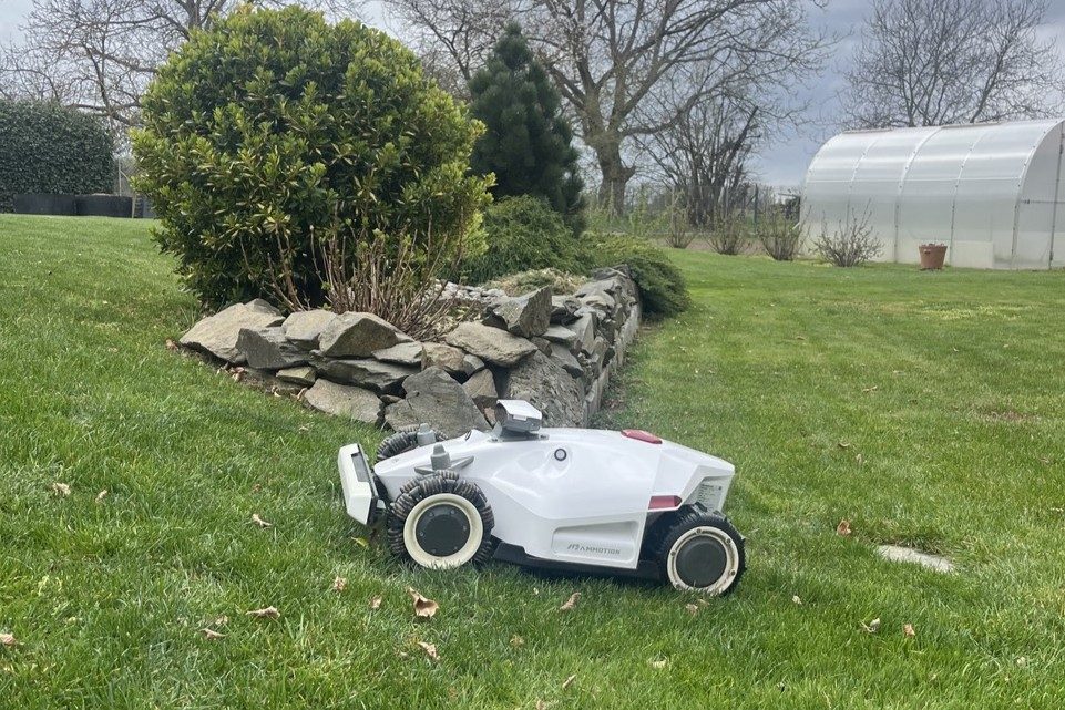 zkušenost s robotickou sekačkou na členité zahradě s překážkami