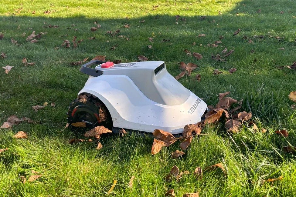 sečení trávníku robotickou sekačkou TerraMow sečení trávníku robotickou sekačkou TerraMow