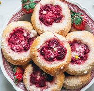 LowCarb tvarohové koláče s drobenkou a jahodami - 4ks