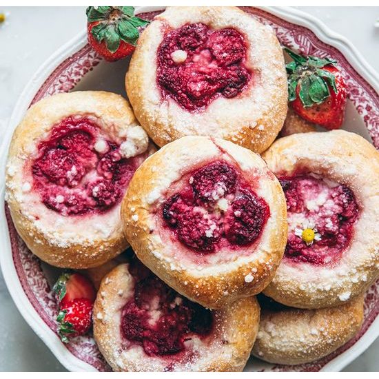 LowCarb tvarohové koláče s drobenkou a jahodami