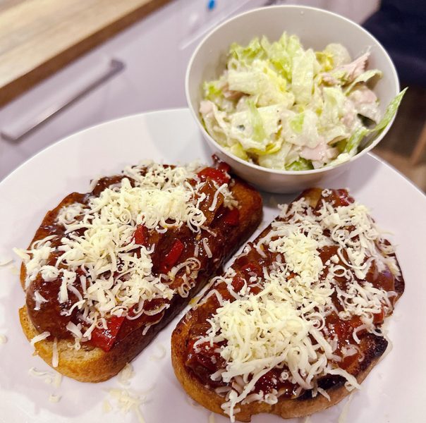 Křupavá LowCarb topinka obložená pikantní masovou směsí