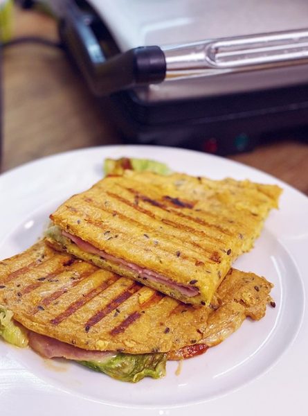 Domácí LowCarb panini plněné sýrem a šunkou