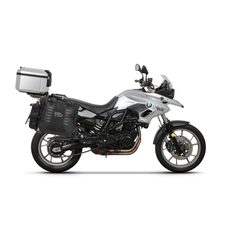 KOMPLETNÁ SADA SEDLOVÝCH BRAŠNÍ SHAD TERRA TR40 ADVENTURE A HLINÍKOVÉHO KUFRA SHAD TERRA 48L VRÁTANE MONTÁŽNEJ SADY SHAD BMW F 650 GS/ F 700 GS/ F 800 GS