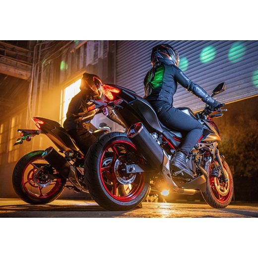 KAWASAKI Z500 SE CANDY PERSIMMON RED / METALLIC FLAT SPARK BLACK / METALLIC MATTE GRAPHENESTEEL GRAY 2025