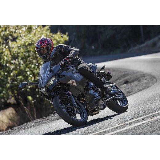 KAWASAKI NINJA 500 METALLIC FLAT SPARK BLACK / METALLIC SPARK BLACK (BK1) 2026