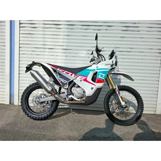 KOVE 450 RALLY KYB BIELO-ČERVENÁ 2025