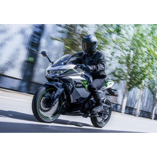 NOVÁ KAWASAKI NINJA E-1 METALLIC BRIGHT SILVER / METALLIC MATTE LIME GREEN 2024
