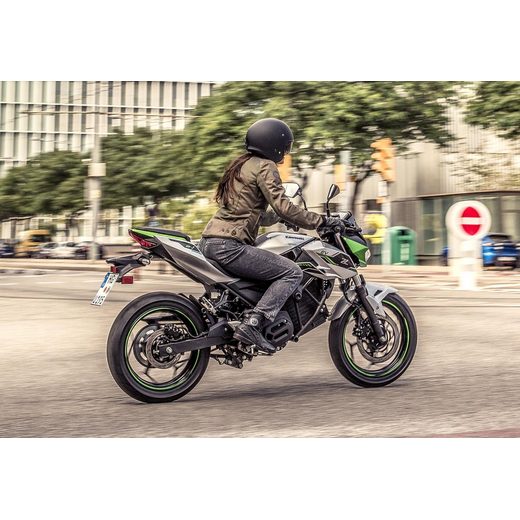 NOVÁ KAWASAKI Z E-1 METALLIC BRIGHT SILVER / METALLIC MATTE LIME GREEN 2024