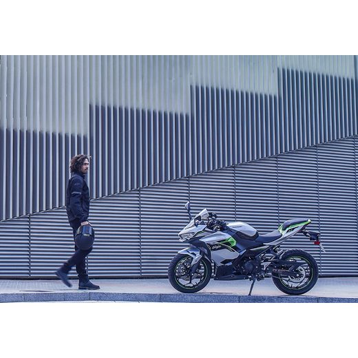 NOVÁ KAWASAKI NINJA E-1 METALLIC BRIGHT SILVER / METALLIC MATTE LIME GREEN 2024