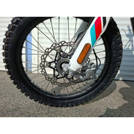 KOVE 450 RALLY KYB BIELO-ČERVENÁ 2025