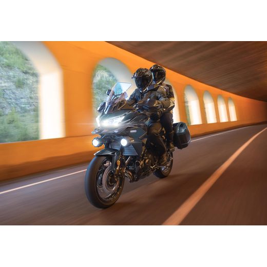 KAWASAKI VERSYS 650 METALLIC GRAPHITE GRAY / METALLIC SPARK BLACK (GY1) 2026 V GRAND TOURER VÝBAVE