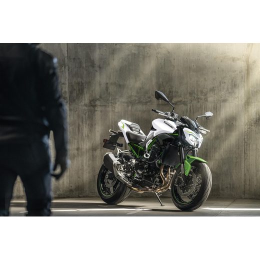 KAWASAKI Z900 EBONY / METALLIC CARBON GRAY 2027
