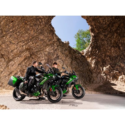 KAWASAKI VERSYS 900 METALLIC SPARK BLACK 2027