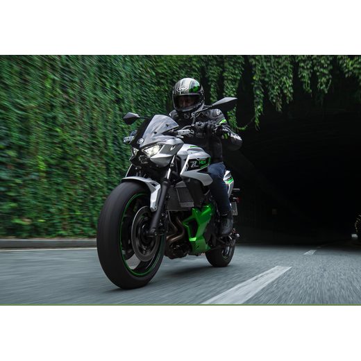 NOVÁ KAWASAKI Z7 HYBRID METALLIC BRIGHT SILVER / METALLIC MATTE LIME GREEN / EBONY 2024
