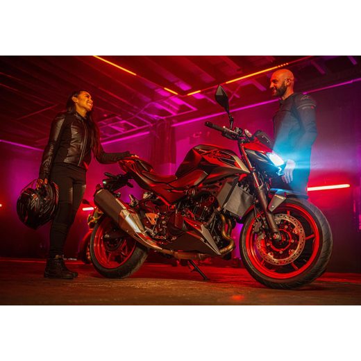 KAWASAKI Z500 SE CANDY PERSIMMON RED / METALLIC FLAT SPARK BLACK / METALLIC MATTE GRAPHENESTEEL GRAY 2025