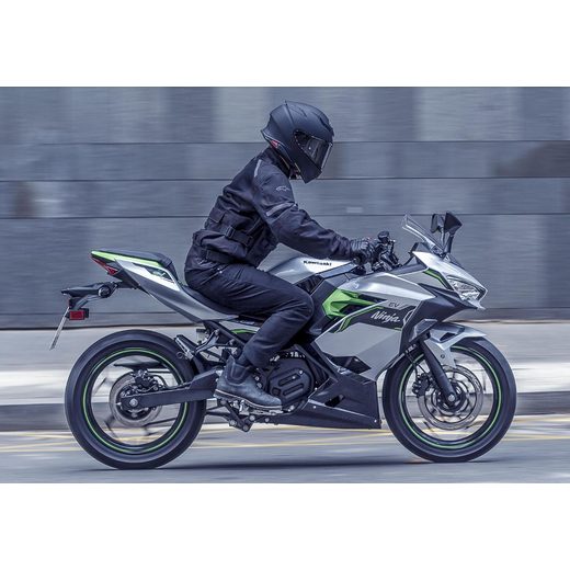 NOVÁ KAWASAKI NINJA E-1 METALLIC BRIGHT SILVER / METALLIC MATTE LIME GREEN 2024
