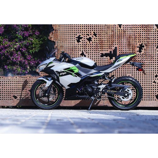 NOVÁ KAWASAKI NINJA E-1 METALLIC BRIGHT SILVER / METALLIC MATTE LIME GREEN 2024