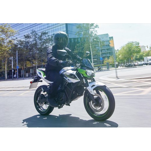 NOVÁ KAWASAKI Z E-1 METALLIC BRIGHT SILVER / METALLIC MATTE LIME GREEN 2024
