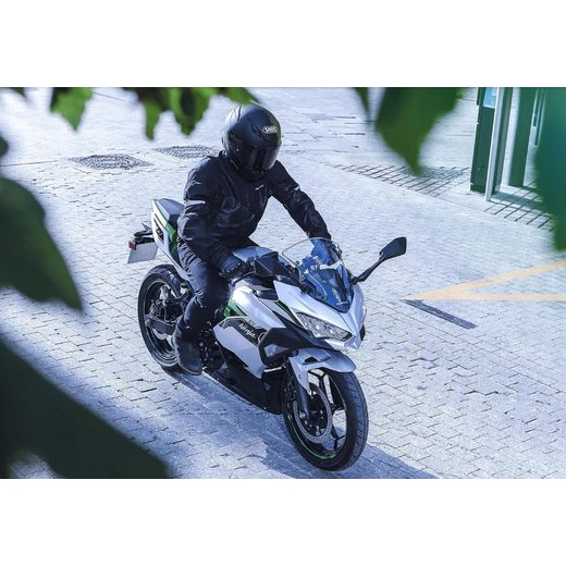 NOVÁ KAWASAKI NINJA E-1 METALLIC BRIGHT SILVER / METALLIC MATTE LIME GREEN 2024
