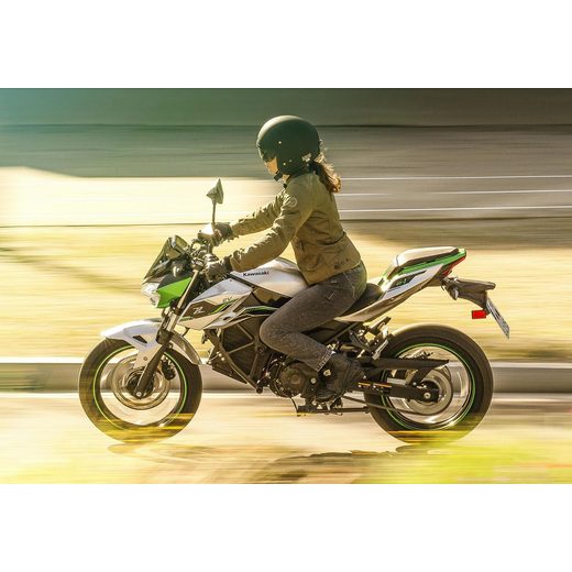 NOVÁ KAWASAKI Z E-1 METALLIC BRIGHT SILVER / METALLIC MATTE LIME GREEN 2024