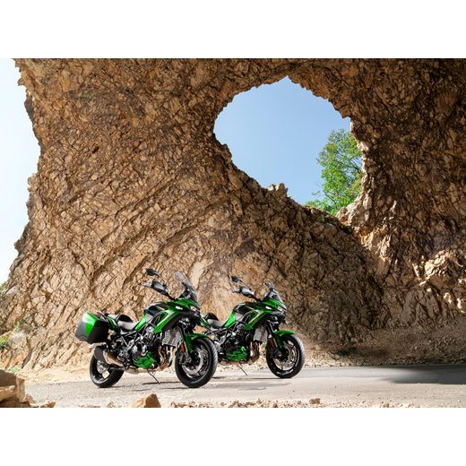 KAWASAKI VERSYS 900 METALLIC SPARK BLACK 2027