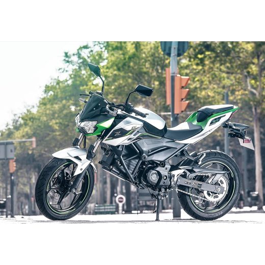 NOVÁ KAWASAKI Z E-1 METALLIC BRIGHT SILVER / METALLIC MATTE LIME GREEN 2024