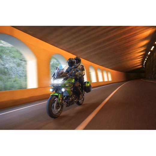 KAWASAKI VERSYS 650 METALLIC CARBON GRAY / METALLIC SPARK BLACK 2027