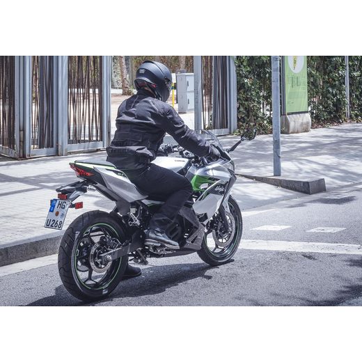 NOVÁ KAWASAKI NINJA E-1 METALLIC BRIGHT SILVER / METALLIC MATTE LIME GREEN 2024
