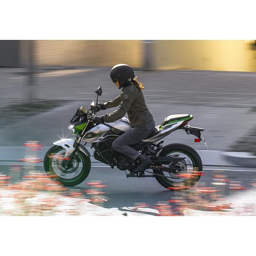 NOVÁ KAWASAKI Z E-1 METALLIC BRIGHT SILVER / METALLIC MATTE LIME GREEN 2024