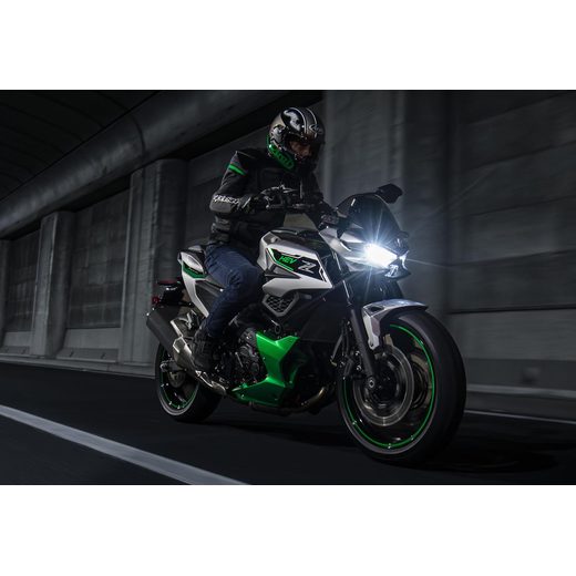 NOVÁ KAWASAKI Z7 HYBRID METALLIC BRIGHT SILVER / METALLIC MATTE LIME GREEN / EBONY 2024
