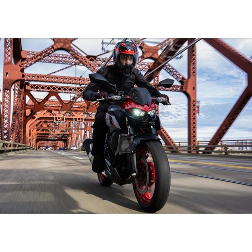 KAWASAKI Z500 SE CANDY PERSIMMON RED / METALLIC FLAT SPARK BLACK / METALLIC MATTE GRAPHENESTEEL GRAY 2025