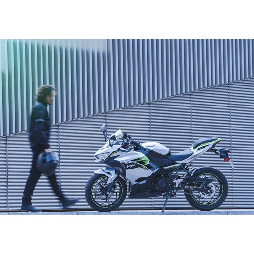 NOVÁ KAWASAKI NINJA E-1 METALLIC BRIGHT SILVER / METALLIC MATTE LIME GREEN 2024