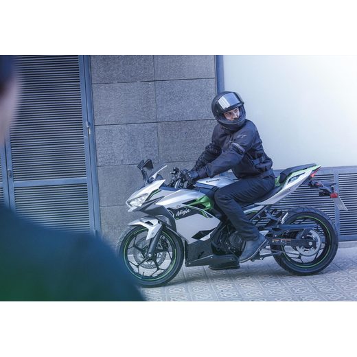 NOVÁ KAWASAKI NINJA E-1 METALLIC BRIGHT SILVER / METALLIC MATTE LIME GREEN 2024