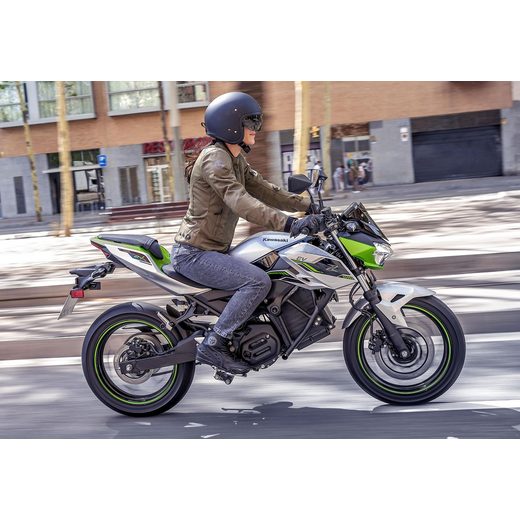 NOVÁ KAWASAKI Z E-1 METALLIC BRIGHT SILVER / METALLIC MATTE LIME GREEN 2024