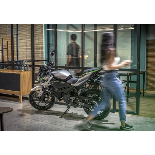 NOVÁ KAWASAKI Z E-1 METALLIC BRIGHT SILVER / METALLIC MATTE LIME GREEN 2024