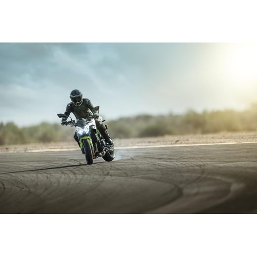 KAWASAKI Z900 CANDY PERSIMMON RED / METALLIC CARBON GRAY 2027