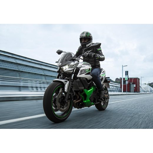 NOVÁ KAWASAKI Z7 HYBRID METALLIC BRIGHT SILVER / METALLIC MATTE LIME GREEN / EBONY 2024