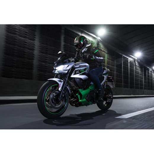 NOVÁ KAWASAKI Z7 HYBRID METALLIC BRIGHT SILVER / METALLIC MATTE LIME GREEN / EBONY 2024